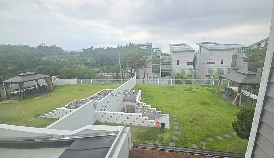 2층에서 내려다본 잔디마당과 양쪽의 정자